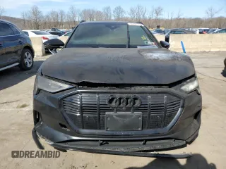 2019 Audi e-tron Premium Plus z VIN WA1LAAGE2KB013285, wystawiony jako Copart lot #61600395 z przebiegiem Nie podano mil oraz Nie do naprawy • Non repairable. Historia ofert i sprzedaży dostępna na DreamBid. Obrazek 5.