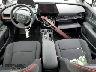 2025 Toyota Prius Plug-In Hybrid SE z VIN JTDACACU8S3040893, wystawiony jako Copart lot #52588625 z przebiegiem Nie podano mil oraz Szkody całkowita. Historia ofert i sprzedaży dostępna na DreamBid. Obrazek 8.