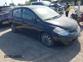 2011 Nissan Versa SL z VIN 3N1BC1CP9BL386800, wystawiony jako IAAI lot #42036291 z przebiegiem 212 859 mil mil oraz . Historia ofert i sprzedaży dostępna na DreamBid. Obrazek 1.