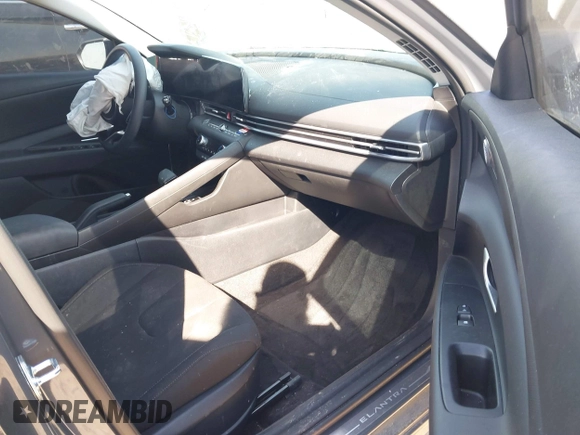 2024 Hyundai Elantra SEL z VIN KMHLM4DG1RU755188, wystawiony jako IAAI lot #41857576 z przebiegiem 18 183 mil mil oraz . Historia ofert i sprzedaży dostępna na DreamBid. Obrazek 5.