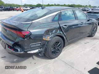 2025 Kia K5 LXS z VIN KNAG24J78S5275906, wystawiony jako IAAI lot #42006110 z przebiegiem 14 391 mil mil oraz . Historia ofert i sprzedaży dostępna na DreamBid. Obrazek 4.