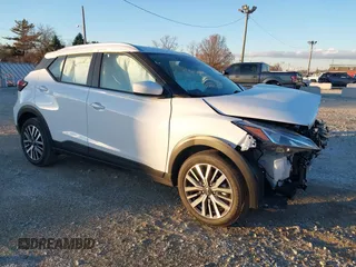 2024 Nissan Kicks SV z VIN 3N1CP5CV4RL568221, wystawiony jako IAAI lot #41080864 z przebiegiem 3 454 mil mil oraz . Historia ofert i sprzedaży dostępna na DreamBid. Obrazek 1.