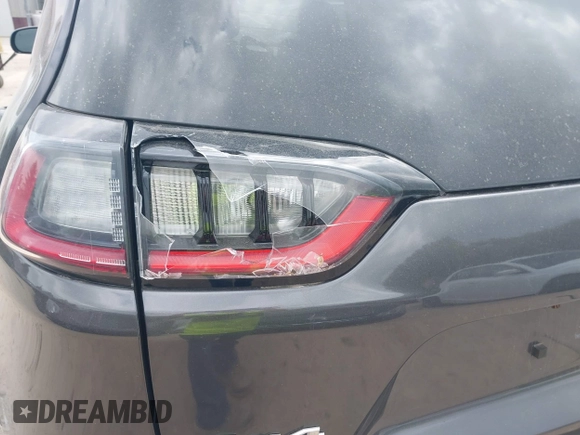 2020 Jeep Cherokee Latitude Plus z VIN 1C4PJMLB0LD536976, wystawiony jako IAAI lot #42244708 z przebiegiem 116 228 mil mil oraz . Historia ofert i sprzedaży dostępna na DreamBid. Obrazek 20.
