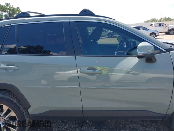 2021 Toyota RAV4 XLE Premium z VIN 2T3C1RFVXMW184382, wystawiony jako IAAI lot #40343908 z przebiegiem 58 594 mil mil oraz . Historia ofert i sprzedaży dostępna na DreamBid. Obrazek 14.