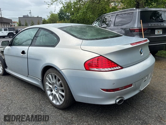 2008 BMW 6 Series 650i z VIN WBAEA53558CV90985, wystawiony jako Copart lot #57308835 z przebiegiem 99 340 mil mil oraz Czysty tytuł • Clean title. Historia ofert i sprzedaży dostępna na DreamBid. Obrazek 3.