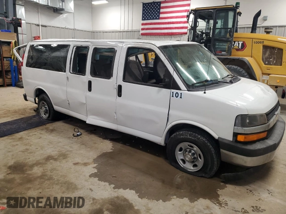 2017 Chevrolet Express Passenger LT z VIN 1GAZGPFG2H1340071, wystawiony jako Copart lot #48771005 z przebiegiem 131 966 mil mil oraz Szkoda całkowita • Salvage title. Historia ofert i sprzedaży dostępna na DreamBid. Obrazek 4.