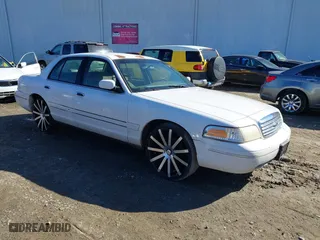 2000 Ford Crown Victoria with VIN 2FAFP73W7YX135395, listed as a IAAI auction lot 41439401 with 235,285 mi miles. Bid and sale history available at carsss.com. Image 1.
