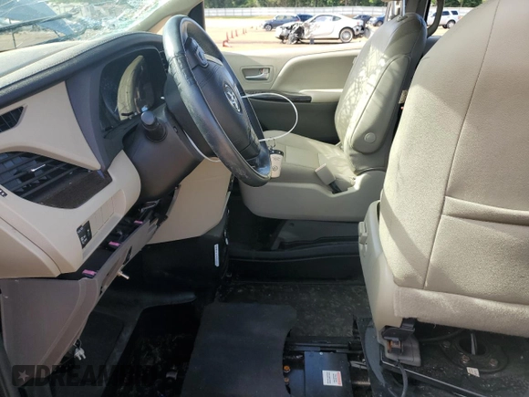 2020 Toyota Sienna XLE Auto Access Seat z VIN 5TDYZ3DC6LS033245, wystawiony jako Copart lot #56308365 z przebiegiem 82 254 mil mil oraz Szkoda całkowita • Salvage title. Historia ofert i sprzedaży dostępna na DreamBid. Obrazek 7.