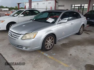 2007 Toyota Avalon XL z VIN 4T1BK36B47U181597, wystawiony jako IAAI lot #42379153 z przebiegiem 172 022 mil mil oraz . Historia ofert i sprzedaży dostępna na DreamBid. Obrazek 2.