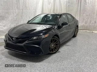 2023 Toyota Camry SE z VIN 4T1G11BK3PU075080, wystawiony jako Copart lot #58753195 z przebiegiem 106 506 mil mil oraz Czysty tytuł • Clean title. Historia ofert i sprzedaży dostępna na DreamBid. Obrazek 2.