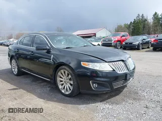 2011 Lincoln MKS EcoBoost z VIN 1LNHL9FTXBG600398, wystawiony jako IAAI lot #42375350 z przebiegiem 114 274 mil mil oraz . Historia ofert i sprzedaży dostępna na DreamBid. Obrazek 1.