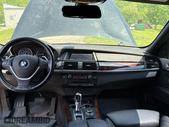 2013 BMW X5 xDrive35i z VIN 5UXZV4C53D0B00978, wystawiony jako Copart lot #56523455 z przebiegiem 170 241 mil mil oraz Czysty tytuł • Clean title. Historia ofert i sprzedaży dostępna na DreamBid. Obrazek 9.