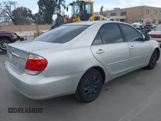 2005 Toyota Camry STD z VIN 4T1BE32K95U610596, wystawiony jako IAAI lot #41908876 z przebiegiem 249 640 mil mil oraz . Historia ofert i sprzedaży dostępna na DreamBid. Obrazek 4.