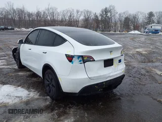 2024 Tesla Model Y Long Range z VIN 7SAYGDEE5RA326577, wystawiony jako IAAI lot #41531364 z przebiegiem 5353 mil mil oraz . Historia ofert i sprzedaży dostępna na DreamBid. Obrazek 21.