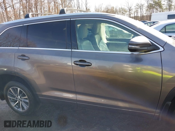 2018 Toyota Highlander SE z VIN 5TDJZRFH0JS549854, wystawiony jako IAAI lot #41771573 z przebiegiem 101 553 mil mil oraz . Historia ofert i sprzedaży dostępna na DreamBid. Obrazek 13.