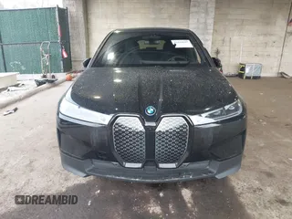 2025 BMW iX xDrive50 z VIN WB523CF08SCS59616, wystawiony jako IAAI lot #41666047 z przebiegiem 3 629 mil mil oraz . Historia ofert i sprzedaży dostępna na DreamBid. Obrazek 13.