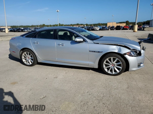 2016 Jaguar XJ R-Sport z VIN SAJWA1C77G8V95450, wystawiony jako Copart lot #77933704 z przebiegiem 55 733 mil mil oraz Szkoda całkowita • Salvage title. Historia ofert i sprzedaży dostępna na DreamBid. Obrazek 4.