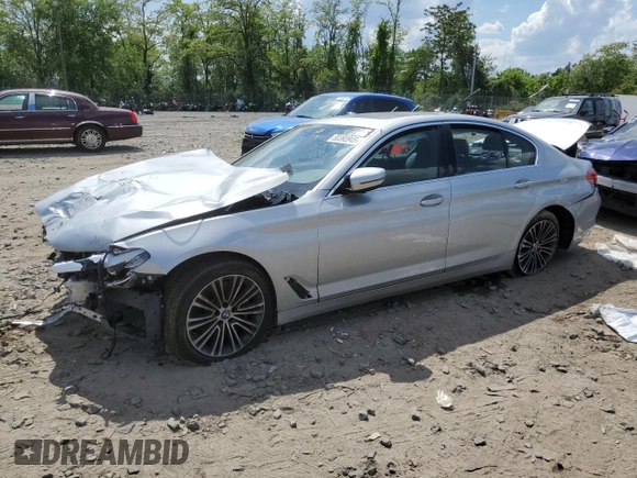 2020 BMW 5 Series 530i z VIN WBAJR3C06LWW60422, wystawiony jako Copart lot #55393945 z przebiegiem Nie podano mil oraz Tytuł czysty. Historia ofert i sprzedaży dostępna na DreamBid. Obrazek 1.