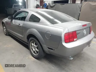 2006 Ford Mustang Standard with VIN 1ZVFT80N965118228, listed as a IAAI auction lot 42024536 with 184,724 mi miles. Bid and sale history available at carsss.com. Image 3.