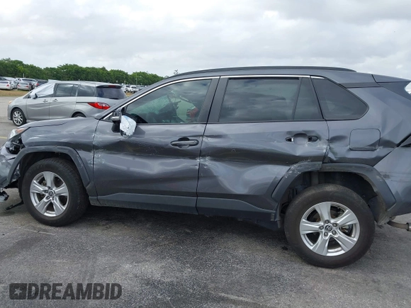 2021 Toyota RAV4 XLE with VIN 2T3W1RFV1MC163810, listed as a IAAI auction lot 41717215 with 46,511 mi miles. Bid and sale history available at carsss.com. Image 13.