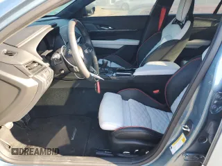 2023 Cadillac CT4-V Blackwing z VIN 1G6DL5RP8P0460283, wystawiony jako Copart lot #69396234 z przebiegiem 15 698 mil mil oraz Szkody całkowita. Historia ofert i sprzedaży dostępna na DreamBid. Obrazek 7.