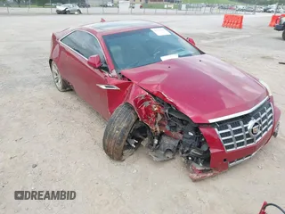 2014 Cadillac CTS Performance z VIN 1G6DG1E33E0135490, wystawiony jako IAAI lot #42274193 z przebiegiem 83 556 mil mil oraz . Historia ofert i sprzedaży dostępna na DreamBid. Obrazek 6.