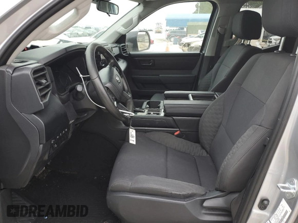 2024 Toyota Tundra z VIN 5TFKB5GD3RX002628, wystawiony jako Copart lot #43646195 z przebiegiem 17 559 mil mil oraz Czysty tytuł • Clean title. Historia ofert i sprzedaży dostępna na DreamBid. Obrazek 7.
