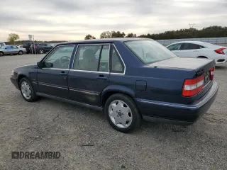 1995 Volvo 960 z VIN YV1KS9610S1055241, wystawiony jako Copart lot #77401364 z przebiegiem 129 926 mil mil oraz Tytuł czysty. Historia ofert i sprzedaży dostępna na DreamBid. Obrazek 2.