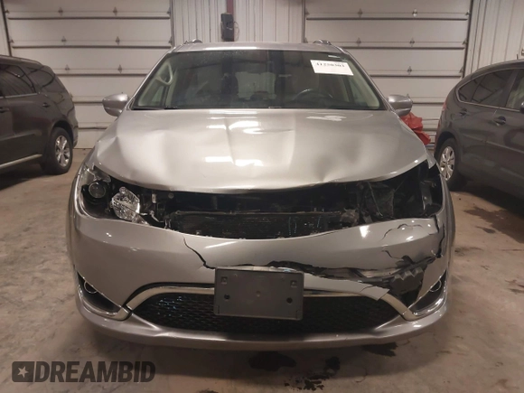 2018 Chrysler Pacifica Touring L with VIN 2C4RC1BG3JR330401, listed as a IAAI auction lot 41250303 with 86,975 mi miles and . Bid and sale history available at DreamBid. Image 13.