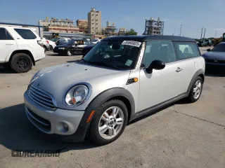 2013 MINI Clubman z VIN WMWZF3C50DT489385, wystawiony jako Copart lot #55945825 z przebiegiem 96 607 mil mil oraz Szkody całkowita. Historia ofert i sprzedaży dostępna na DreamBid. Obrazek 1.