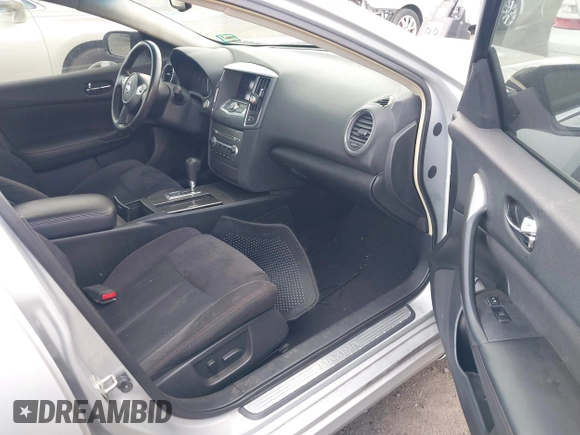 2012 Nissan Maxima SV z VIN 1N4AA5AP9CC841981, wystawiony jako IAAI lot #42673024 z przebiegiem 126 375 mil mil oraz . Historia ofert i sprzedaży dostępna na DreamBid. Obrazek 5.