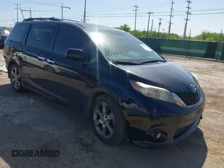 2013 Toyota Sienna SE с VIN 5TDXK3DC9DS359655, выставлен на аукционе IAAI как лот 42078705 с пробегом 159 101 миль миль и . История ставок и продаж доступна на DreamBid. Изображение 1.