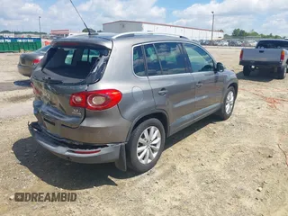 2011 Volkswagen Tiguan SEL z VIN WVGBV7AX5BW512203, wystawiony jako IAAI lot #42273838 z przebiegiem 157 072 mil mil oraz . Historia ofert i sprzedaży dostępna na DreamBid. Obrazek 4.