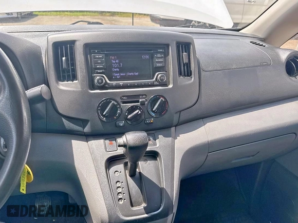 2018 Nissan NV200 S z VIN 3N6CM0KN0JK705415, wystawiony jako Copart lot #56692465 z przebiegiem 263 522 mil mil oraz Czysty tytuł • Clean title. Historia ofert i sprzedaży dostępna na DreamBid. Obrazek 9.