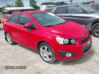 2013 Chevrolet Sonic LTZ z VIN 1G1JE5SB3D4186223, wystawiony jako IAAI lot #42388000 z przebiegiem 142 486 mil mil oraz . Historia ofert i sprzedaży dostępna na DreamBid. Obrazek 1.