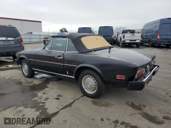 1975 FIAT 124 Spider z VIN 124CS10095845, wystawiony jako Copart lot #86344634 z przebiegiem 86 863 mil mil oraz Czysty tytuł • Clean title. Historia ofert i sprzedaży dostępna na DreamBid. Obrazek 2.