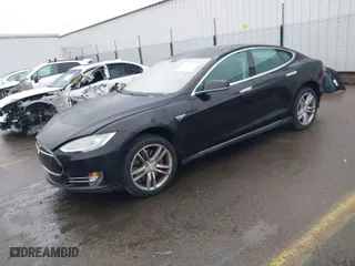 2013 Tesla Model S with VIN 5YJSA1CN0DFP20408, listed as a IAAI auction lot 41524470 with 1 mi miles. Bid and sale history available at carsss.com. Image 2.