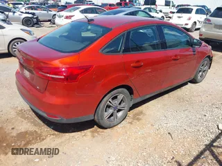 2018 Ford Focus SE z VIN 1FADP3F26JL321831, wystawiony jako IAAI lot #42085951 z przebiegiem 87 729 mil mil oraz . Historia ofert i sprzedaży dostępna na DreamBid. Obrazek 4.