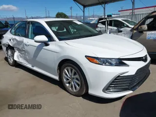 2024 Toyota Camry LE z VIN 4T1C11AK2RU885187, wystawiony jako IAAI lot #41701502 z przebiegiem 4 704 mil mil oraz . Historia ofert i sprzedaży dostępna na DreamBid. Obrazek 1.