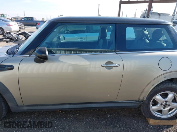2010 MINI Hardtop z VIN WMWMF3C56ATZ65113, wystawiony jako IAAI lot #40968121 z przebiegiem 124 066 mil mil oraz . Historia ofert i sprzedaży dostępna na DreamBid. Obrazek 14.