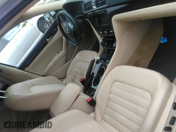 2014 Volkswagen Passat SEL Premium z VIN 1VWCN7A32EC061384, wystawiony jako IAAI lot #42210170 z przebiegiem 152 836 mil mil oraz . Historia ofert i sprzedaży dostępna na DreamBid. Obrazek 5.