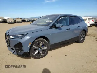2024 BMW iX xDrive50 z VIN WB523CF08RCR31149, wystawiony jako Copart lot #46955325 z przebiegiem Nie podano mil oraz Szkoda całkowita • Salvage title. Historia ofert i sprzedaży dostępna na DreamBid. Obrazek 1.