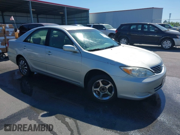 2004 Toyota Camry LE with VIN 4T1BE32K04U319290, listed as a IAAI auction lot 42019125 with 304,666 mi miles. Bid and sale history available at carsss.com. Image 1.