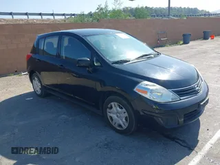 2011 Nissan Versa S z VIN 3N1BC1CP3BL499240, wystawiony jako IAAI lot #42454850 z przebiegiem 123 415 mil mil oraz . Historia ofert i sprzedaży dostępna na DreamBid. Obrazek 1.