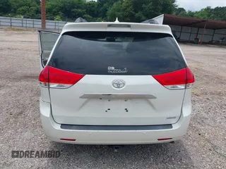 2012 Toyota Sienna XLE AAS z VIN 5TDYK3DC3CS186962, wystawiony jako IAAI lot #42325047 z przebiegiem Nie podano mil oraz . Historia ofert i sprzedaży dostępna na DreamBid. Obrazek 16.
