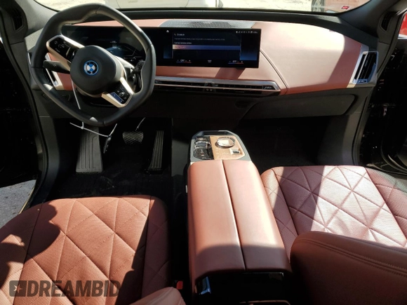 2023 BMW iX xDrive50 z VIN WB523CF04PCL57730, wystawiony jako Copart lot #44370183 z przebiegiem 5 038 mil mil oraz . Historia ofert i sprzedaży dostępna na DreamBid. Obrazek 8.