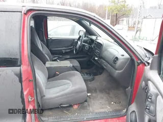 1999 Dodge Dakota SLT z VIN 1B7GL22X3XS181329, wystawiony jako IAAI lot #41480264 z przebiegiem 227 616 mil mil oraz . Historia ofert i sprzedaży dostępna na DreamBid. Obrazek 5.