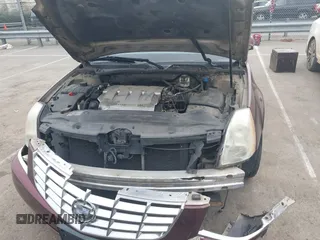 2007 Cadillac DTS Luxury I z VIN 1G6KD57Y07U142067, wystawiony jako IAAI lot #41797850 z przebiegiem 179 639 mil mil oraz . Historia ofert i sprzedaży dostępna na DreamBid. Obrazek 10.