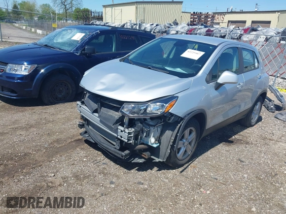 2020 Chevrolet Trax LS z VIN 3GNCJKSB0LL130816, wystawiony jako IAAI lot #42225467 z przebiegiem 55 943 mil mil oraz . Historia ofert i sprzedaży dostępna na DreamBid. Obrazek 2.