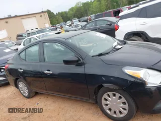 2019 Nissan Versa SV z VIN 3N1CN7AP4KL820481, wystawiony jako IAAI lot #42033570 z przebiegiem 106 678 mil mil oraz . Historia ofert i sprzedaży dostępna na DreamBid. Obrazek 13.